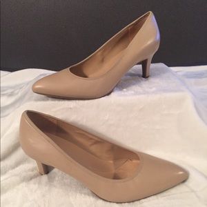 New!! Woman’s Naturalizer Taupe Heels